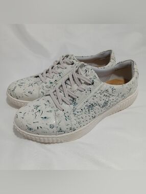 Clarks Women's Caroline Ella Sneaker Size 9 White Blue Floral Lace Up Shoe